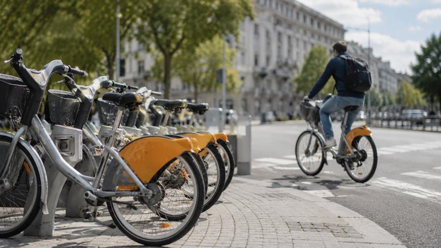 TRAXIO vraagt de Brusselse overheden om een stabiele en rechtvaardige overgang te garanderen voor de deelmobiliteitsoperatoren. (AI-gegenereerde afbeelding)