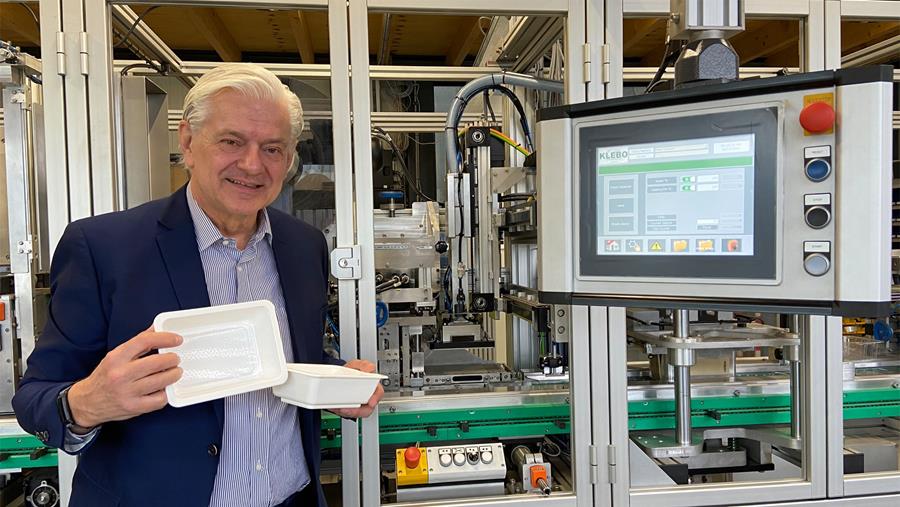 Rob Spekreijse, directeur van Klebo Sales, voor de machine die de plastic trays maakt