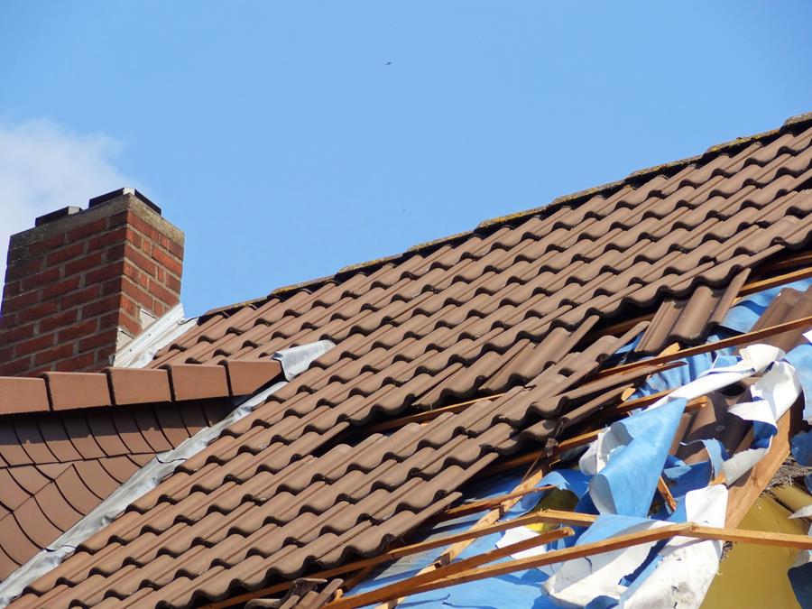 Schade aan dak wind
