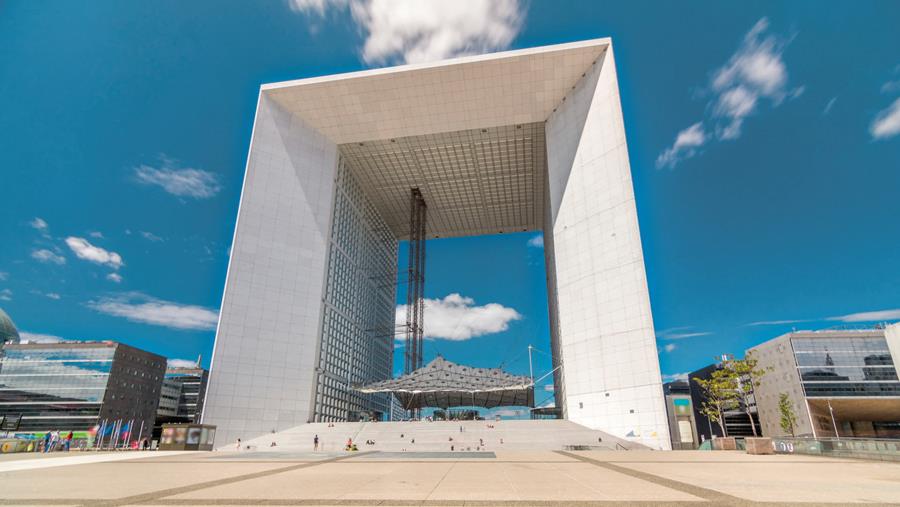 La Grande Arche in Parijs is bekleed met granieten geveltegels die met fischer Zykon FZP II aan het gebouw verankerd zijn (foto Kyrylo Neiezhmakov)