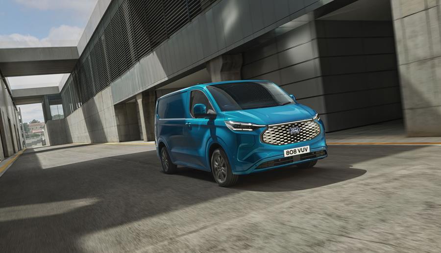 De volledig elektrische E-Transit Custom, die in de tweede helft van 2023 in productie wordt genomen, werd van nul af aan ontworpen om naadloos aan te sluiten bij het Ford Pro-ecosysteem