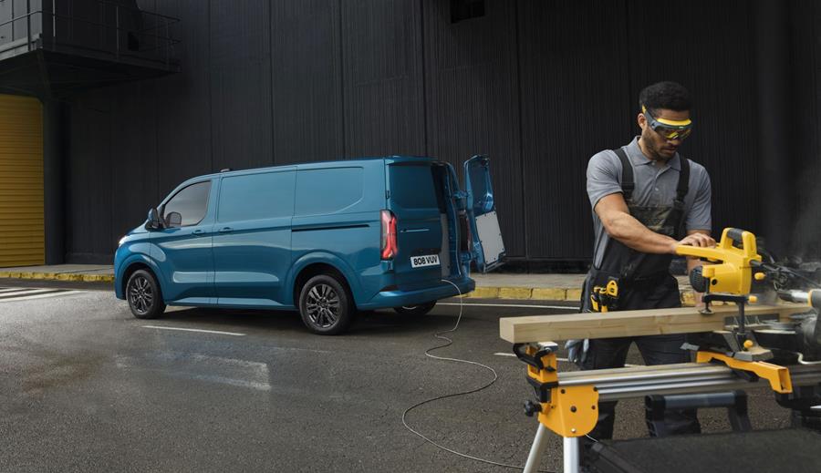 Met Pro Power Onboard wordt de de E-Transit (Custom) een mobiele stroomleverancier waarmee op de werven externe gereedschappen energetisch bevoorraad kunnen worden