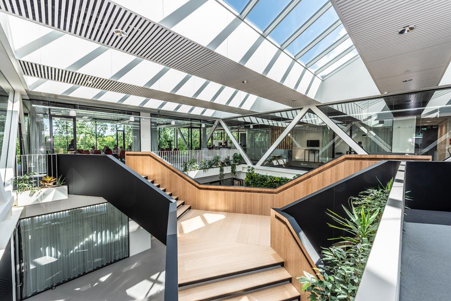 Om de theorie aan de praktijk te toetsen, besloot BESIX om van zijn nieuwe hoofdkantoor in Nederland een typevoorbeeld van ‘smart building’ te maken