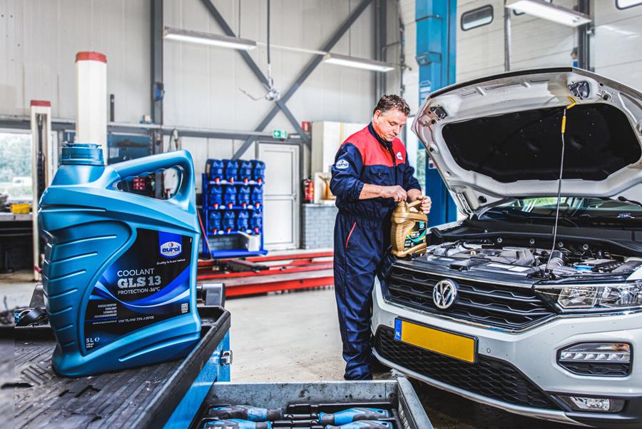 garagist smeert wagen