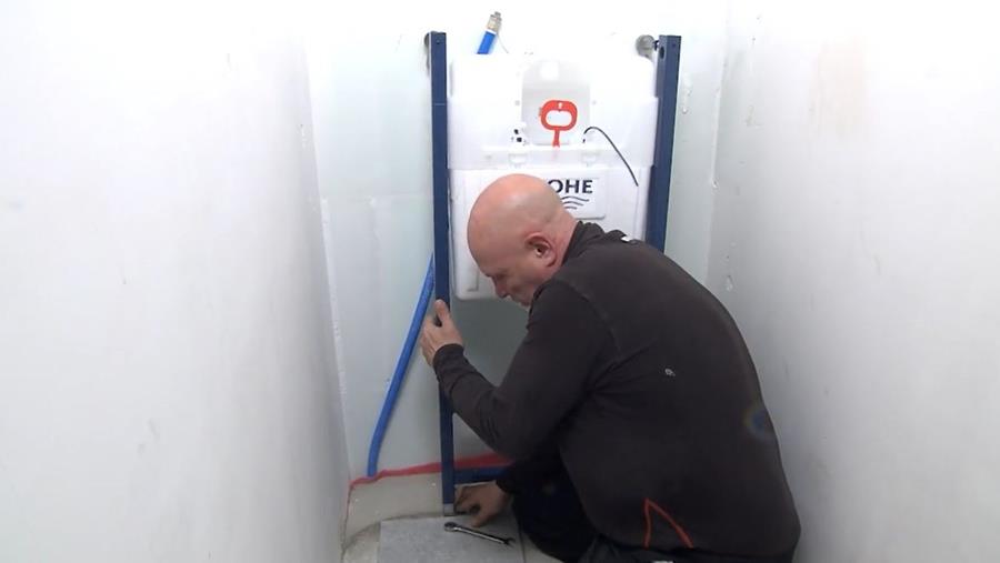 inbouwframe bevestigen
