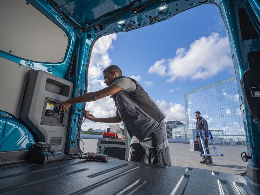 Ford Transit Custom PHEV Pro Power Onboard 