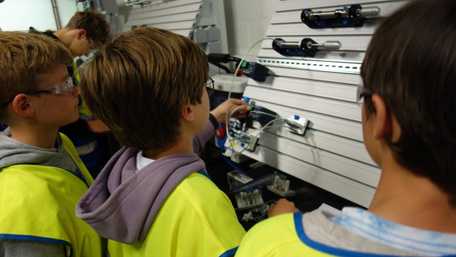 Zestien leerlingen uit STEM-klassen kregen in de praktijkruimte van de Volvo Car Academy enkele praktische oefeningen rond pneumatiek voorgeschoteld