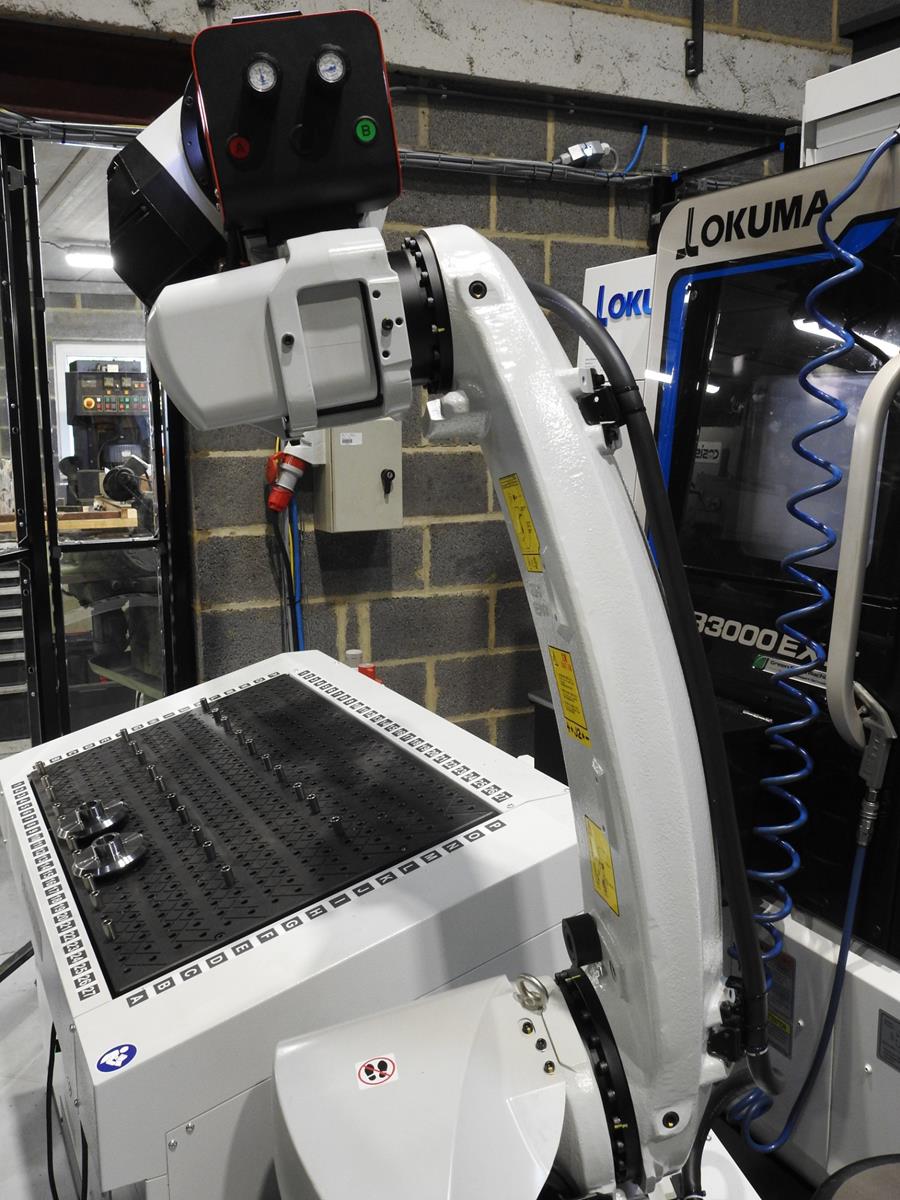 RoboJob robot bij machine van Okuma