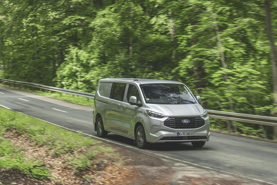 Transit_Custom_PHEV_MultiCab_012