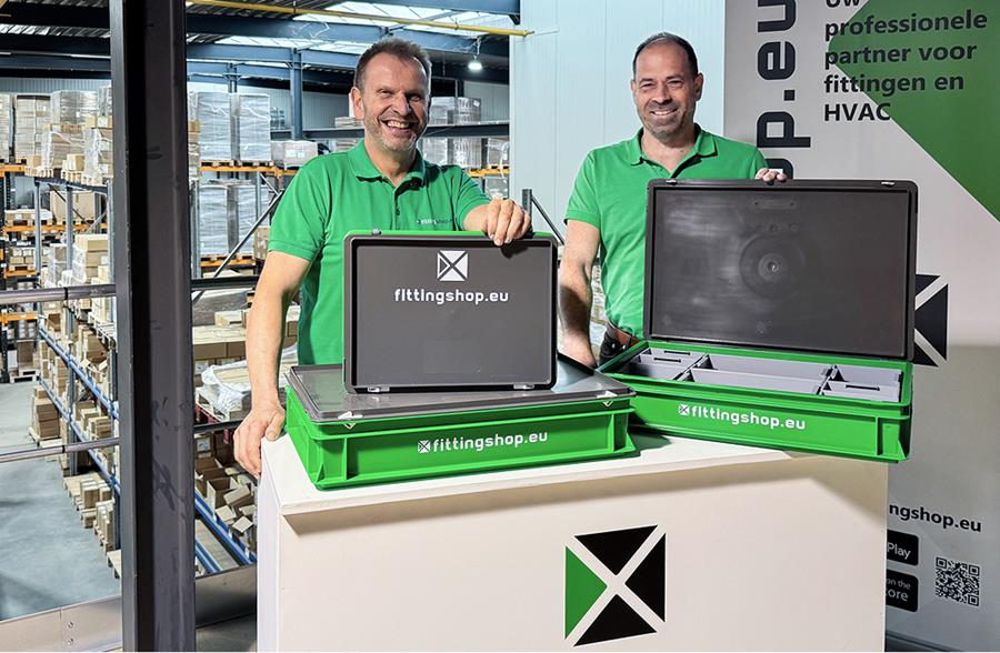 Zaakvoerders Koen (links) en Bart (rechts) met de nieuwe Fittingboxen