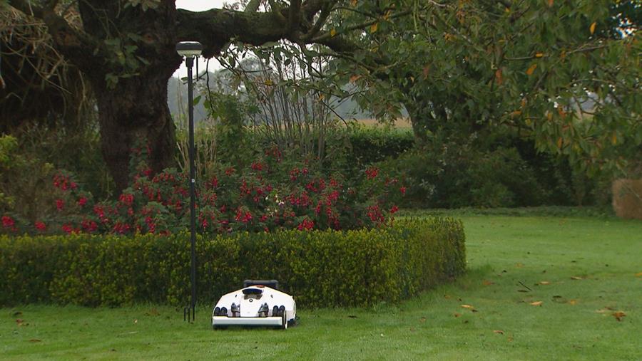 robotmaaier met referentiestation