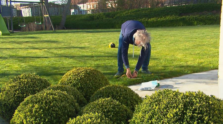 Jean plaatst grensdraad