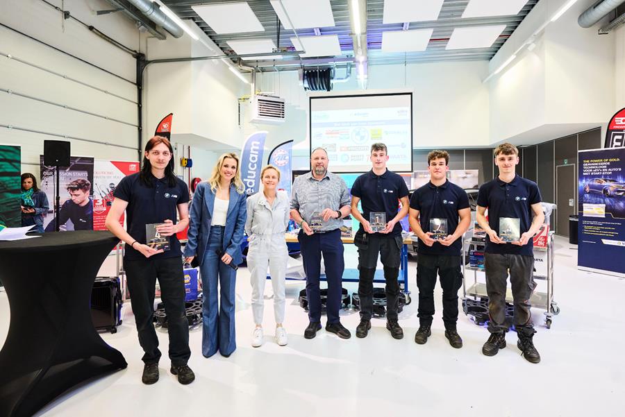 van links naar rechts: Iben Smolderen, Virginie Claes, Annick De Ridder, Benny Claes, Warre Hendrickx, Pieter Vanherck, Wibbe Vancleuvenbergen