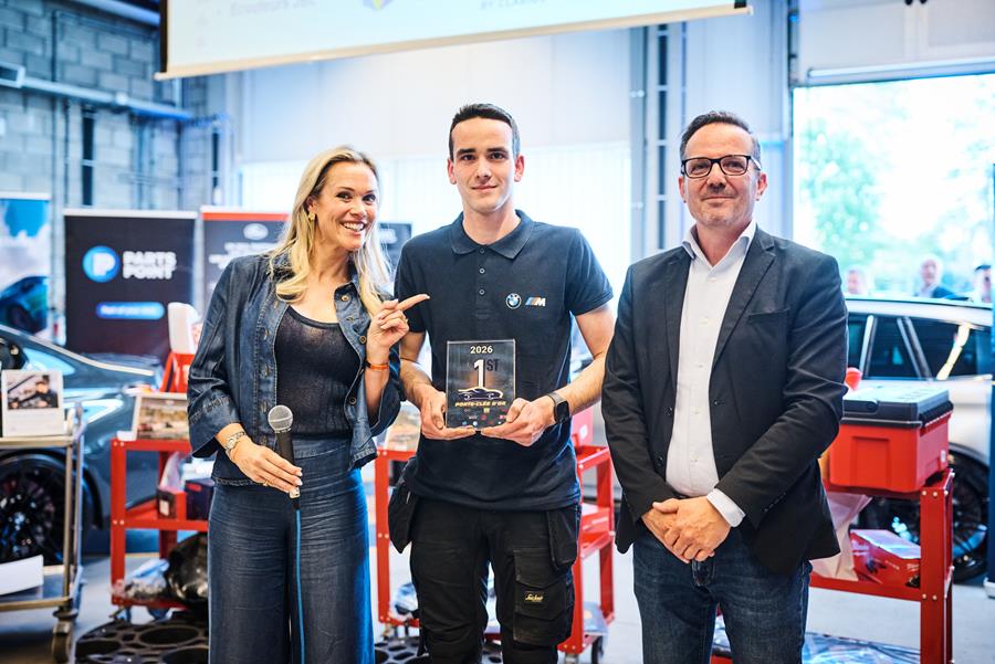 De gauche à droite: Virginie Claes, vainqueur Loïc Thirifayt et Tom Troch (BMW) – foto Benjamin Brolet Photography