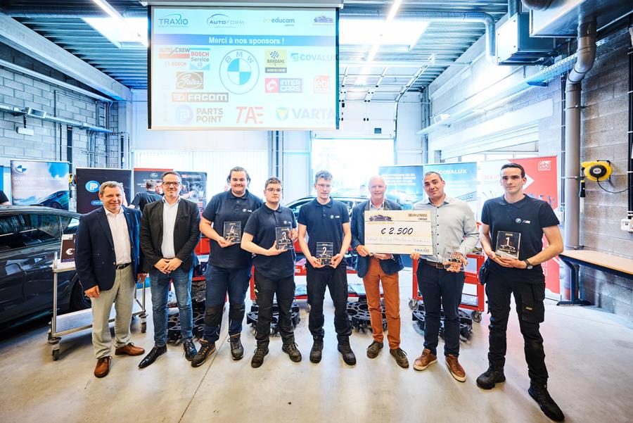 De gauche à droite: Serge Istas de TRAXIO, Tom Troch de BMW, 3 finalistes, Eric van de Poele, David Courtin de l’Institut St-Roch Marche-en-Famenne et le gagnant Loïc Thirifayt de l’Institut St-Roch Marche-en-Famenne (photo Benjamin Brolet Photography)
