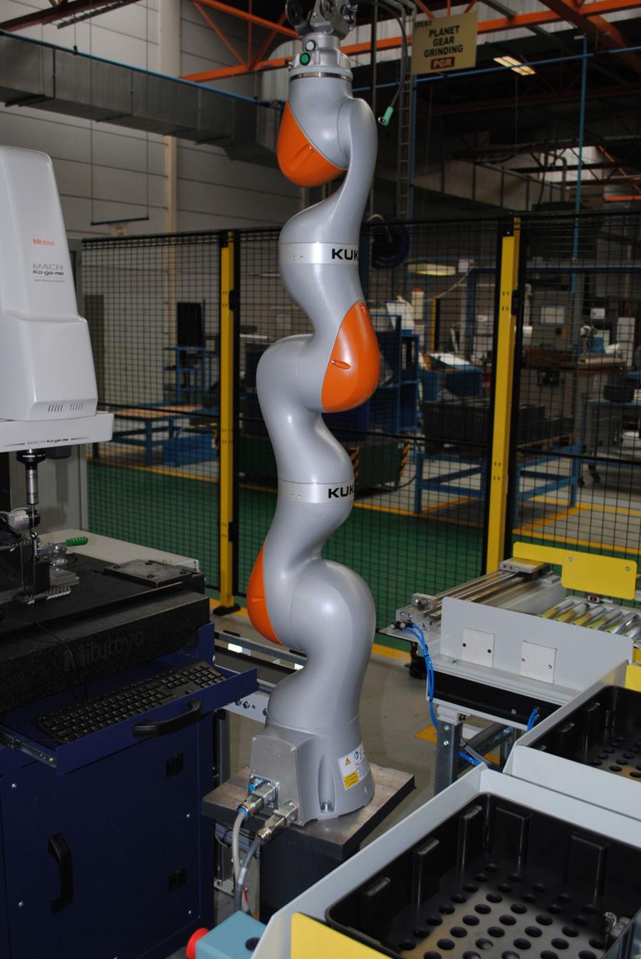 De meetcel bestaat uit een Kuka-cobot en een Mitutoyo Kogame